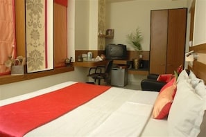 Phòng đôi tiện nghi đơn giản, 1 giường cỡ king | Bộ đồ giường cao cấp, minibar, két bảo mật tại phòng, bàn