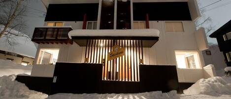 Façade de l’hébergement - soirée/nuit