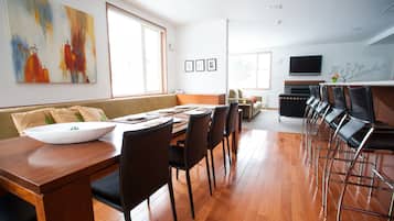 Townhome, 5 Bedrooms | In-room dining
