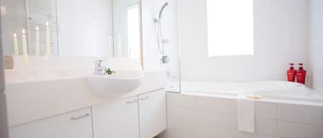 Townhome, 5 Bedrooms | Bathroom | Hair dryer, slippers, electronic bidet, towels