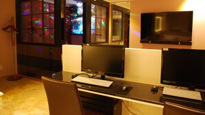 A home office setup with two monitors, a keyboard, and a mouse on a desk. - Hotel BUTI & (Incheon)