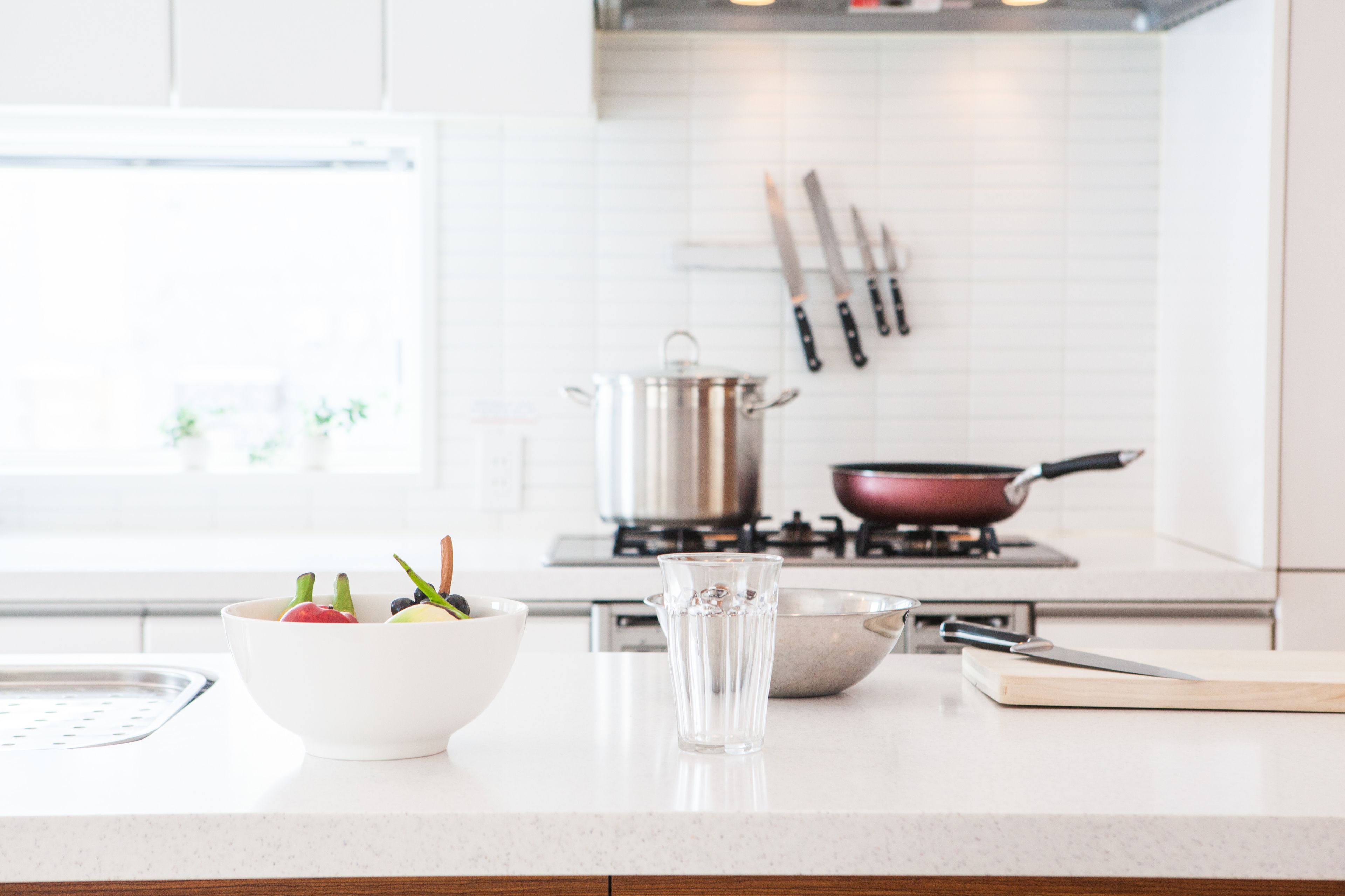 Full-size fridge, microwave, oven, stovetop