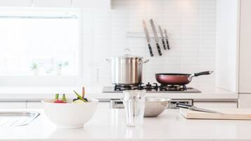 Full-size fridge, microwave, oven, stovetop