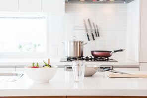 Full-sized fridge, microwave, oven, stovetop