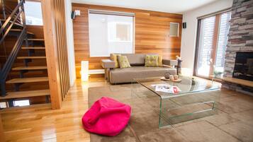 Townhome, 4 Bedrooms | Living room | 37-inch flat-screen TV with digital channels, Smart TV