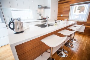 Casa adosada, 4 habitaciones | Cocina básica privada | Frigorífico grande, microondas, horno y placa de cocina