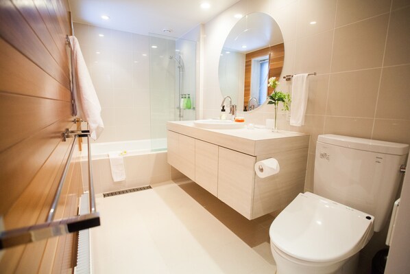 Townhome, 4 Bedrooms | Bathroom | Hair dryer, slippers, electronic bidet, towels - Ezo Yume (Kutchan)