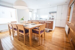 Casa adosada, 4 habitaciones | Servicio de comidas en la habitación