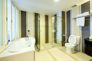 Suite, 1 chambre | Salle de bain | Baignoire et douche séparées, articles de toilette gratuits