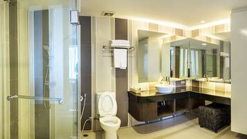 Suite, 1 habitación | Baño | Tina y regadera independientes y amenidades de baño gratuitas