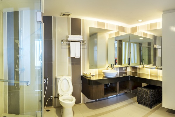 Suite, 1 Bedroom | Bathroom | Separate tub and shower, free toiletries