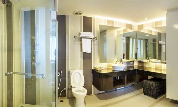 Suite, 1 habitación | Baño | Tina y regadera independientes y amenidades de baño gratuitas