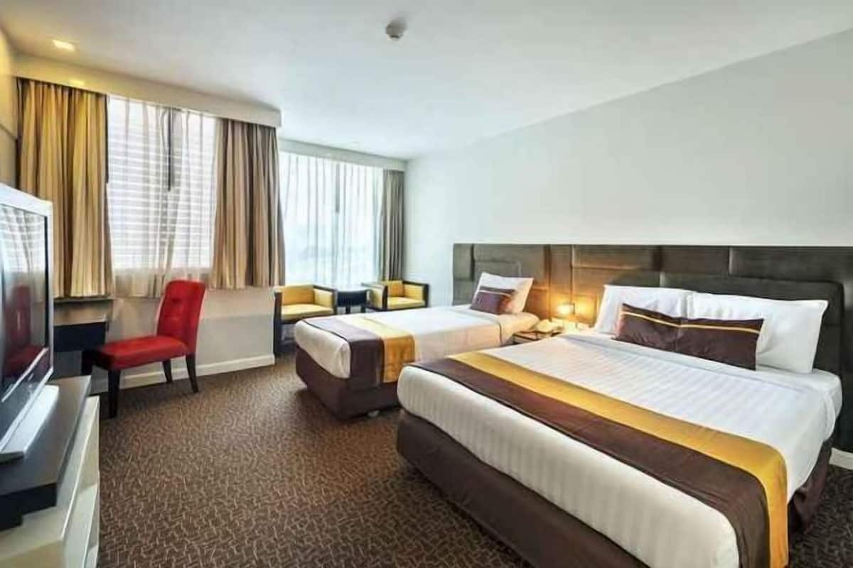 Minibar, meja kerja, dan tempat tidur lipat/tambahan