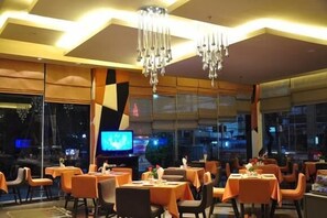 Petit déjeuner, déjeuner et dîner servis sur place