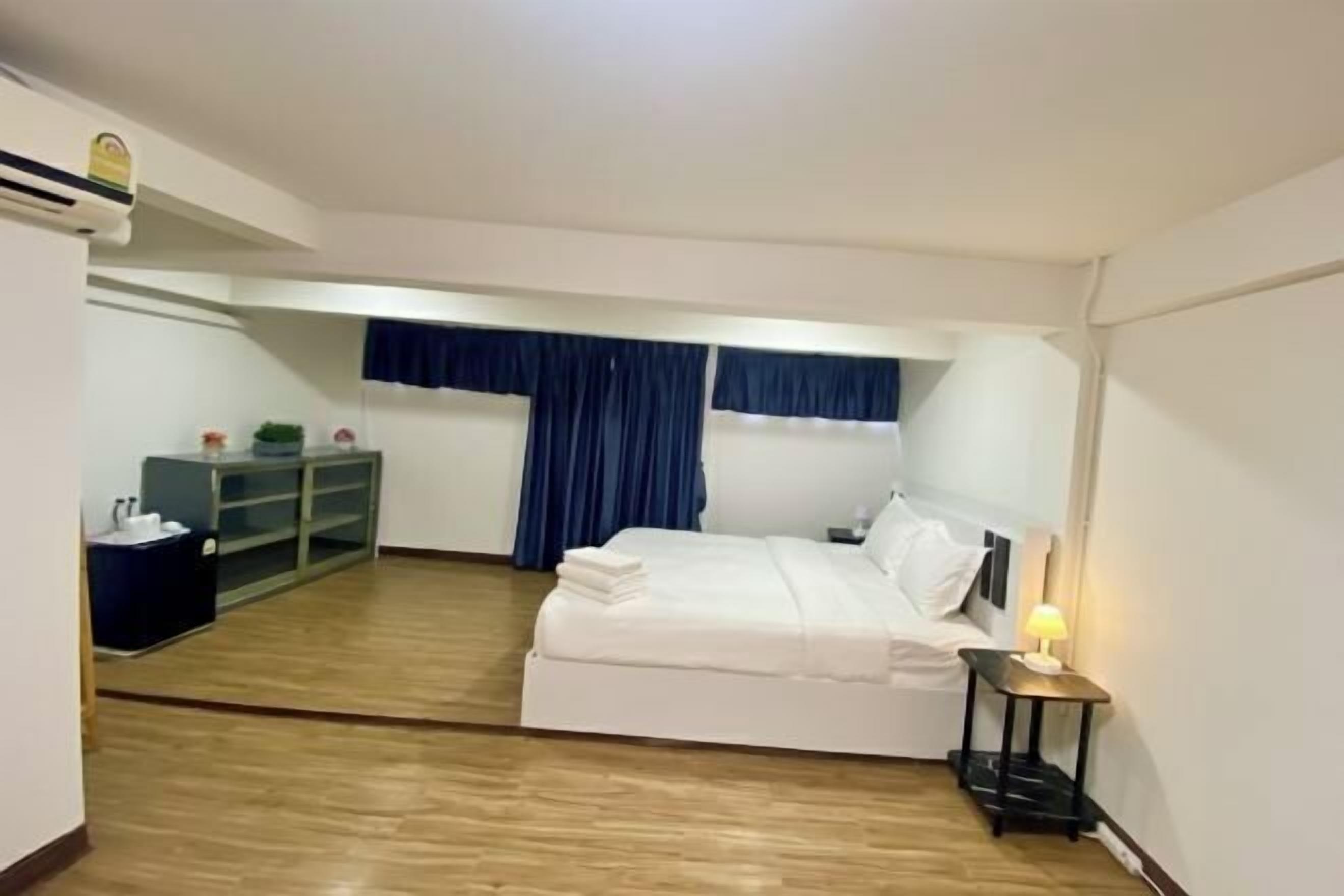 Desk, free WiFi, bed sheets