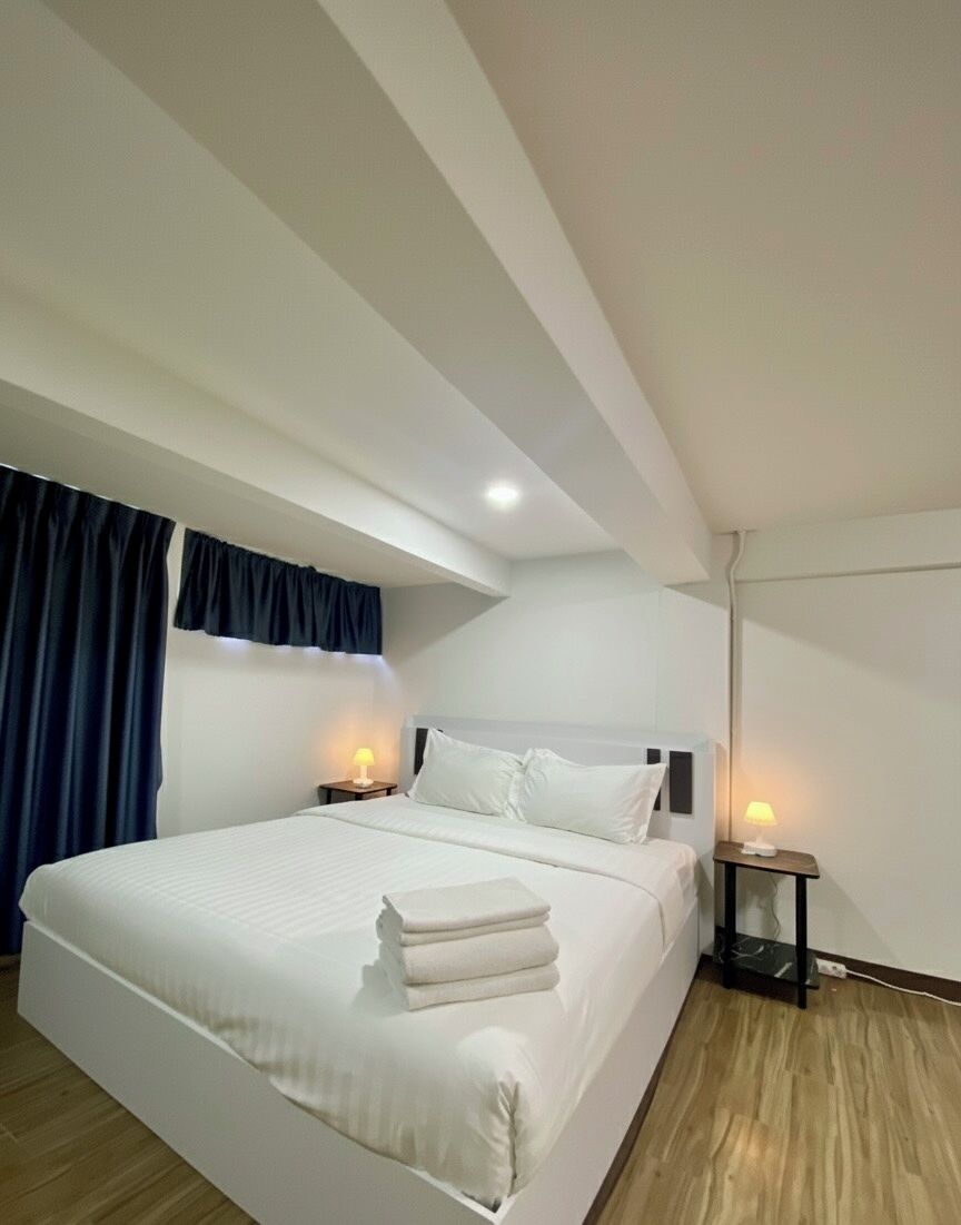 Escritorio, wifi gratis y ropa de cama 