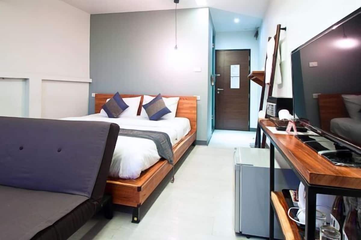 Escritorio, wifi gratis y ropa de cama