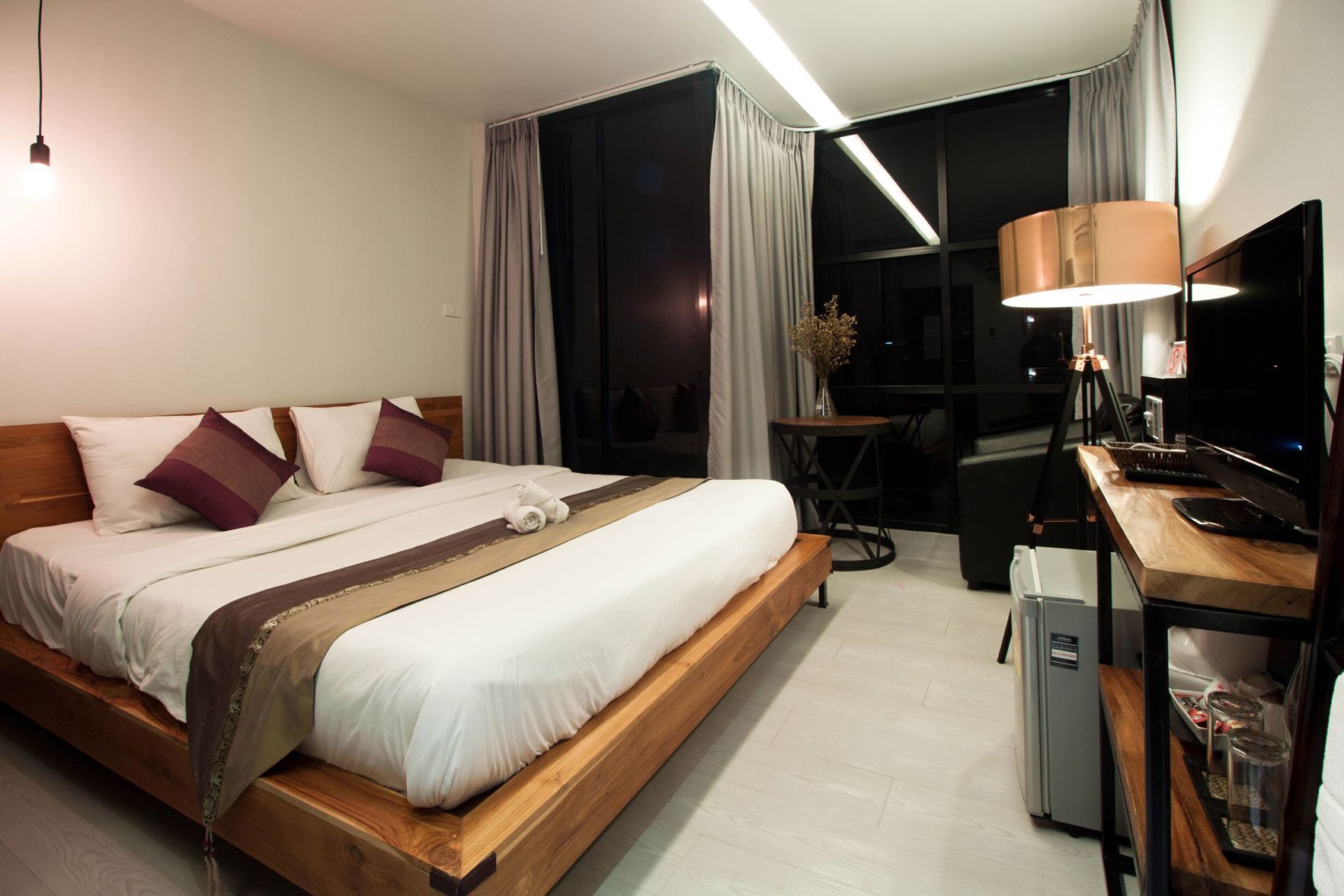 Desk, free WiFi, bed sheets