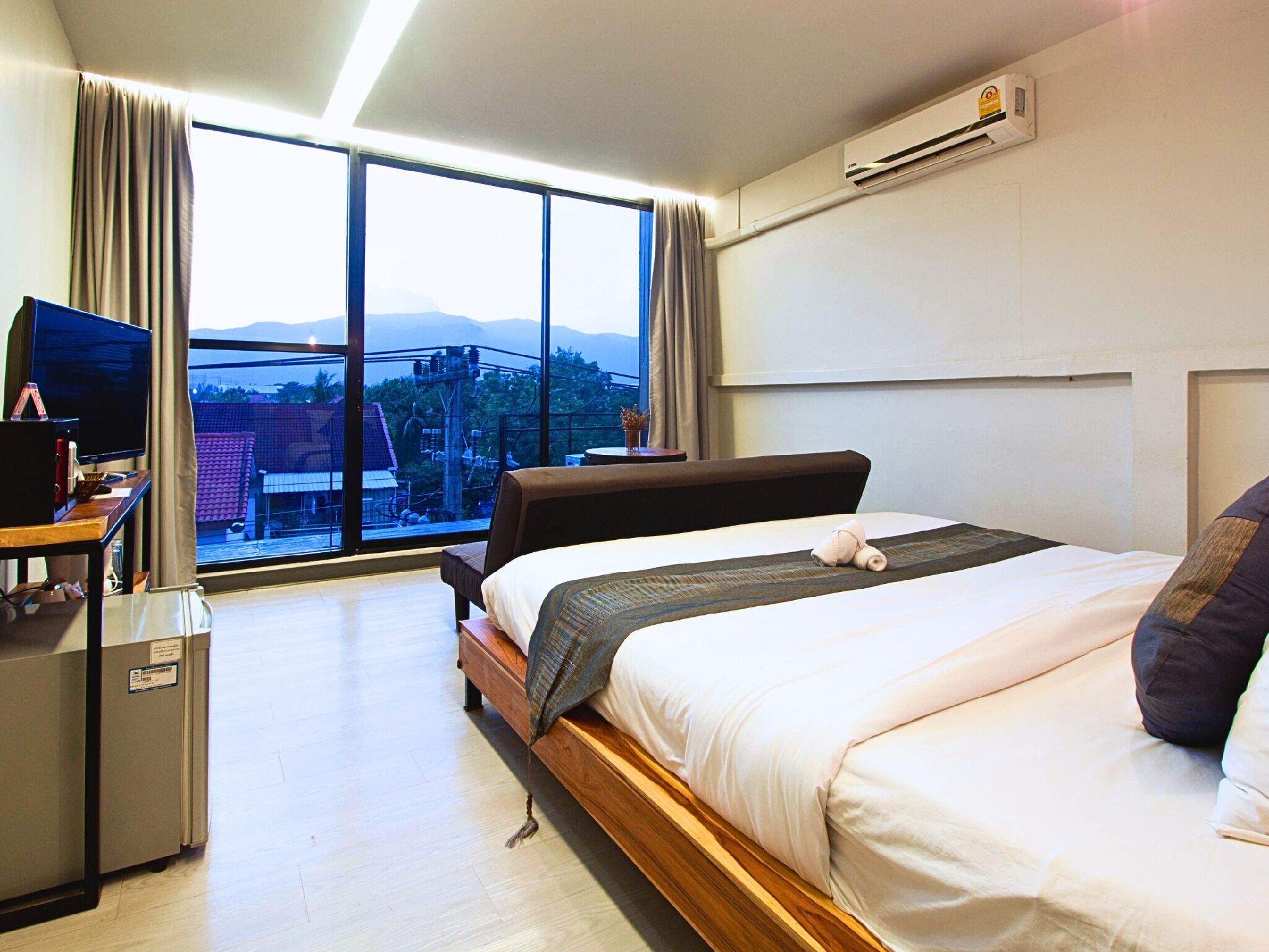 办公桌、免费 WiFi、床单