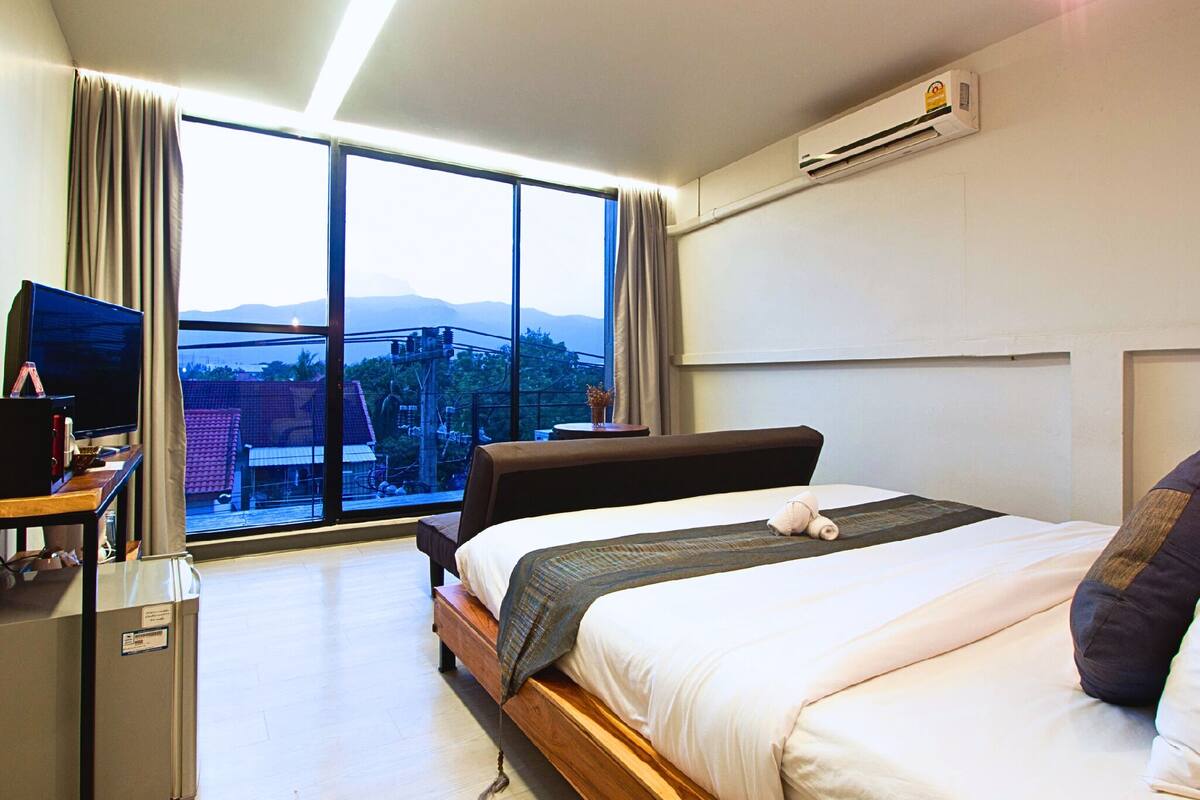 办公桌、免费 WiFi、床单