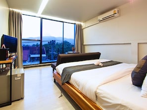 Escritorio, wifi gratis y ropa de cama