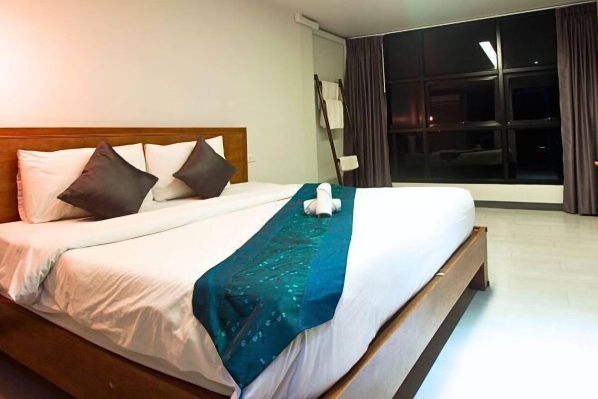 1 bedroom, desk, free WiFi, bed sheets