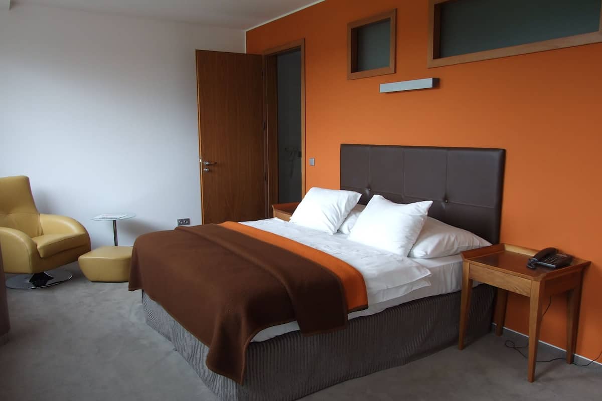 Minibar, in-room safe, rollaway beds, free WiFi