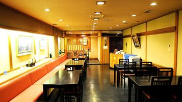 Café da manhã completo todos os dias (JPY 1700.00 por pessoa)