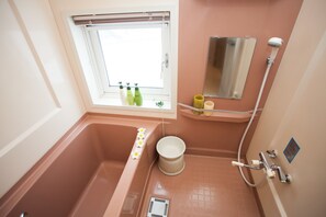 1 ベッドルーム アパートメント ロフト付 | バスルーム | ヘアドライヤー、スリッパ、ビデ、タオル