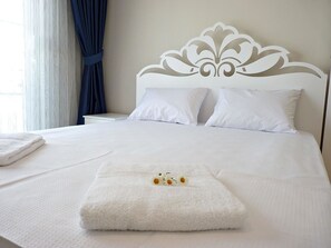 Apartment, 3 Schlafzimmer, Poolblick | Schreibtisch, schallisolierte Zimmer, Bügeleisen/Bügelbrett