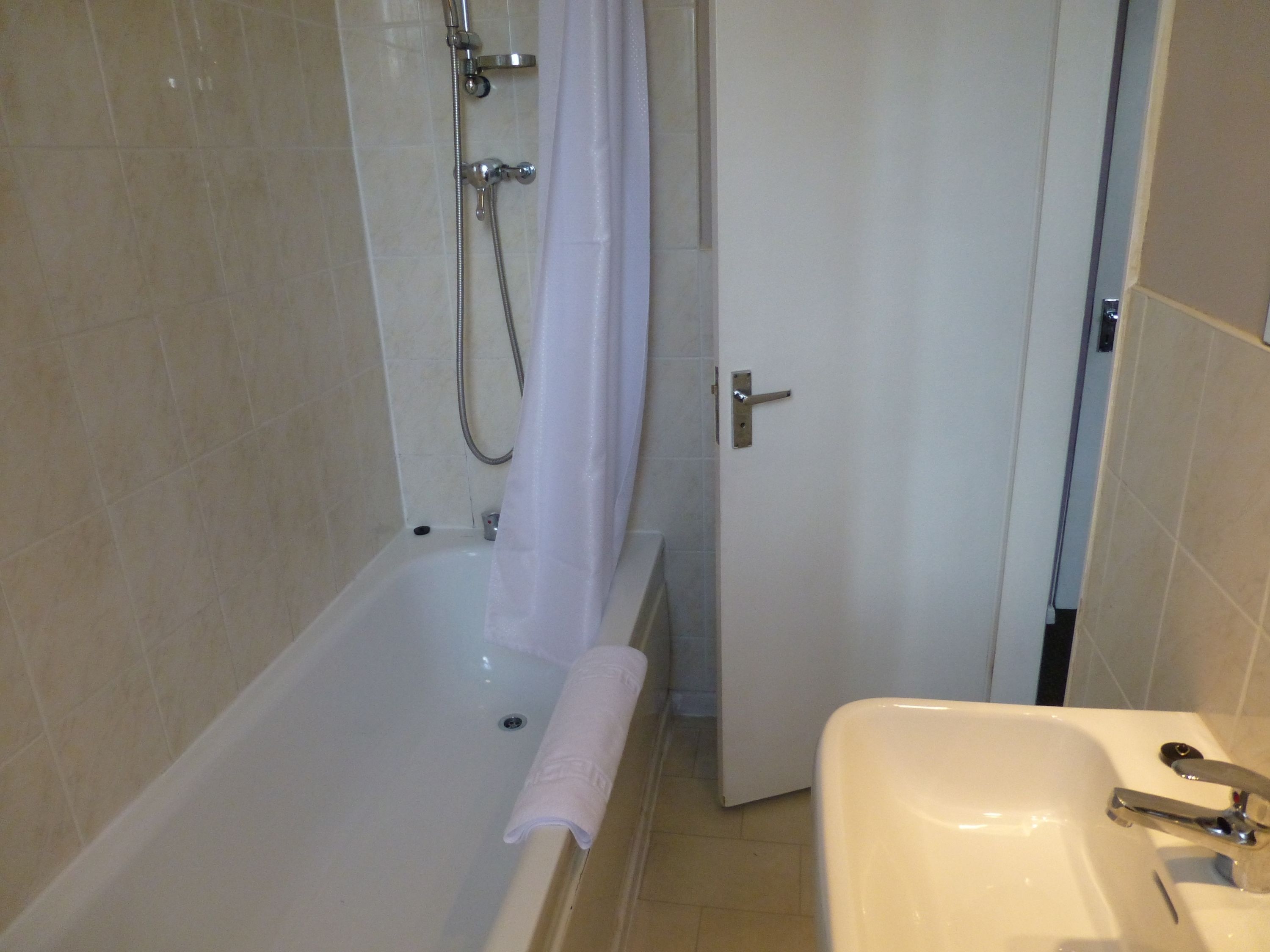 Family Triple Room (Ensuite) | Bathroom | Designer toiletries, hair dryer, towels
