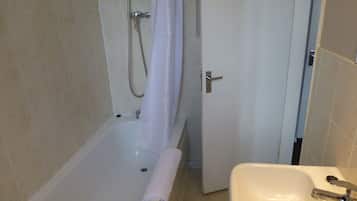 Family Triple Room (Ensuite) | Bathroom | Designer toiletries, hair dryer, towels