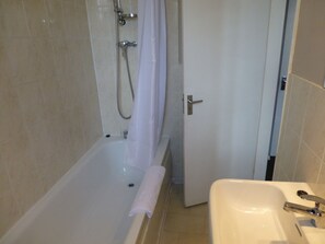 Family Triple Room (Ensuite) | Bathroom | Designer toiletries, hair dryer, towels - Prince Hotel (Birmingham)