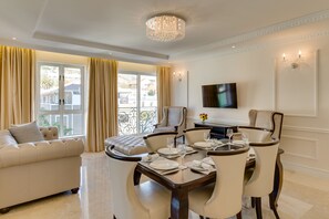 Living area - Versailles Luxury Apartments and Suites (Cape Town)