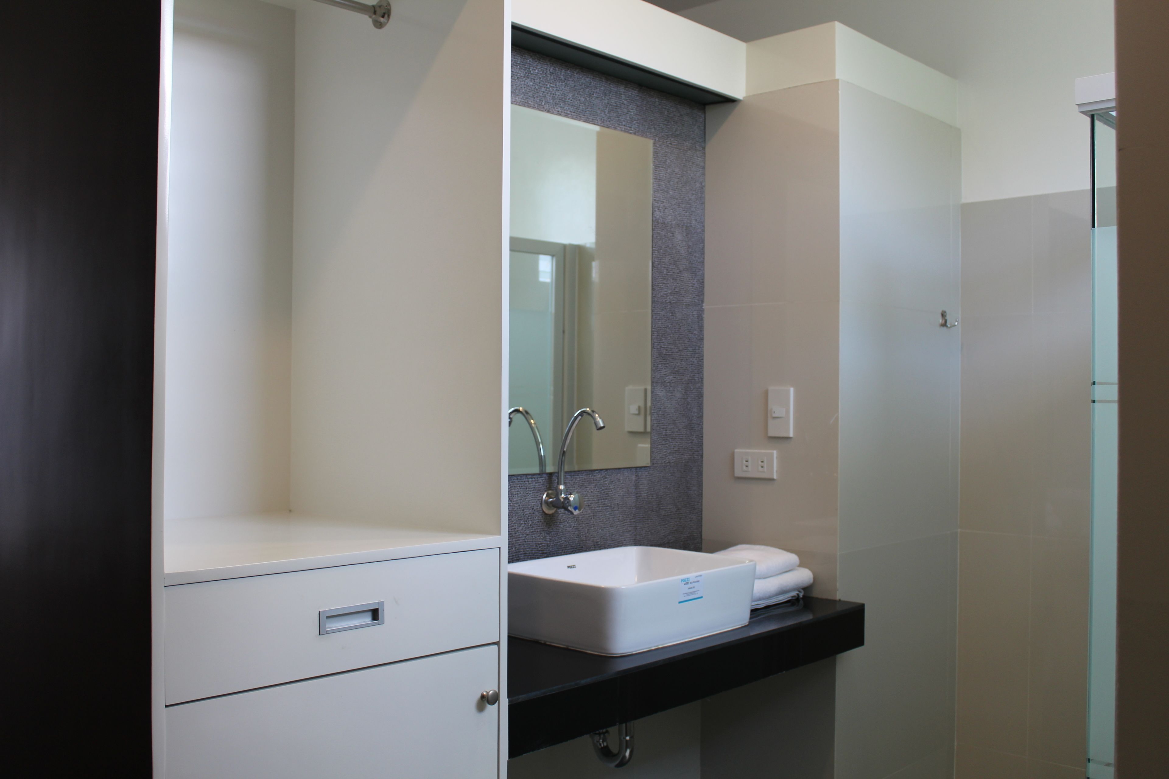 deluxe studio, 1 queen bed | bathroom | shower, free toiletries, bidet, towels