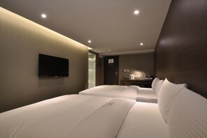Deluxe Quadruple Room, 2 Double Beds | Free WiFi - Goodmore Hotel-Shida (Taipei)