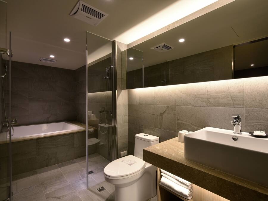Deluxe Quadruple Room, 2 Double Beds | Bathroom