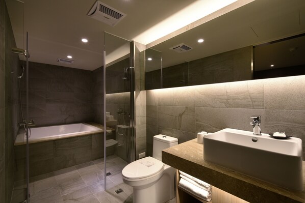 Deluxe Quadruple Room, 2 Double Beds | Bathroom | Free toiletries, hair dryer, slippers - Goodmore Hotel-Shida (Taipei)