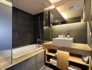 Ilmaiset hygieniatuotteet, hiustenkuivaaja, tohvelit