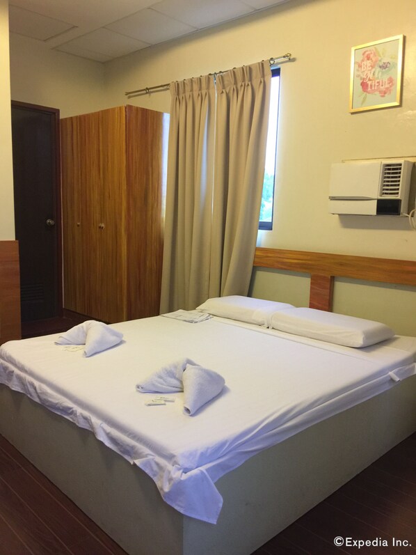 Deluxe Double Room, 1 Queen Bed | Desk, blackout drapes, rollaway beds, bed sheets