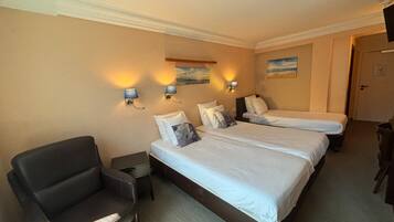 Dreibettzimmer | Daunenbettdecken, Schreibtisch, Babybetten, kostenloses WLAN