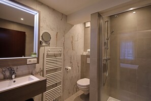 Kamar Triple, pemandangan laut | Kamar mandi | Shower, pancuran hujan, perlengkapan mandi gratis, dan pengering rambut