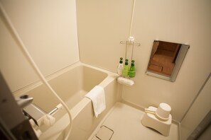 Departamento, 3 habitaciones | Baño | Secadora de cabello, pantuflas, toallas 