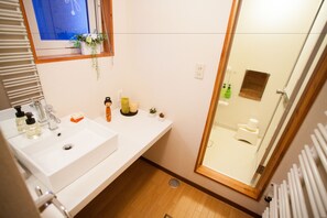Apartment, 3 Bedrooms | Bathroom | Hair dryer, slippers, towels - Powder Cottage (Kutchan)