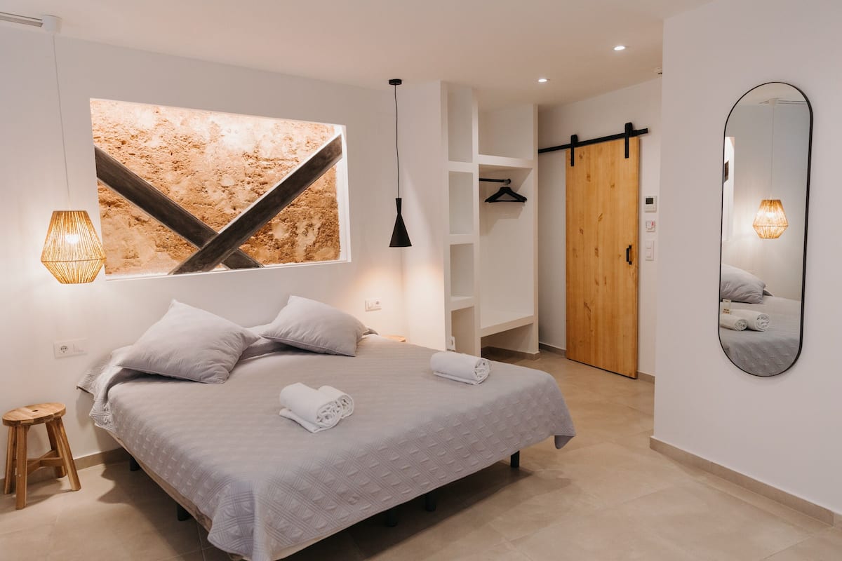 Verdunkelungsvorhänge, schallisolierte Zimmer, Bügeleisen/Bügelbrett