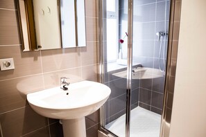 Double or Twin Room | Bathroom | Free toiletries, hair dryer, towels - Hulot B&B Valencia (Valencia)
