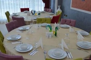 每日供應吃到飽早餐 (每人 EUR15)