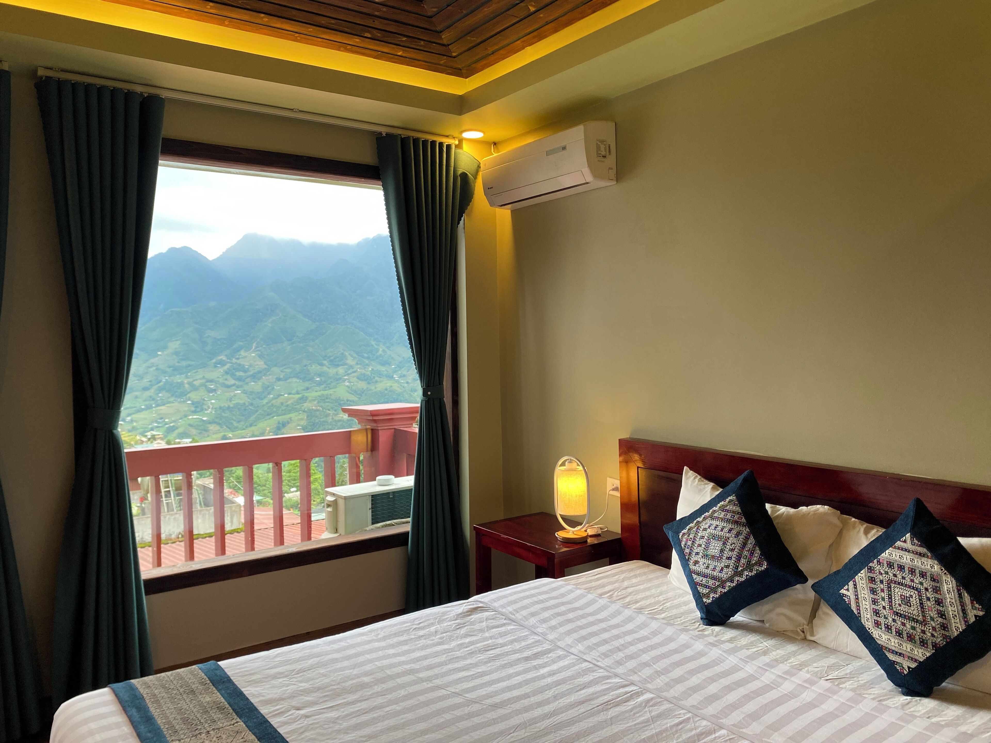 deluxe double room | minibar, individually furnished, desk, laptop workspace