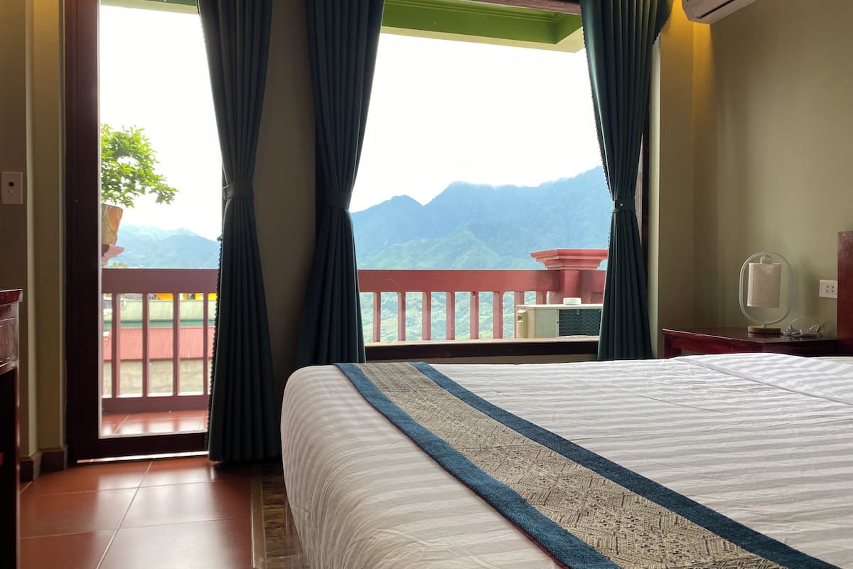 deluxe double room | minibar, individually furnished, desk, laptop workspace