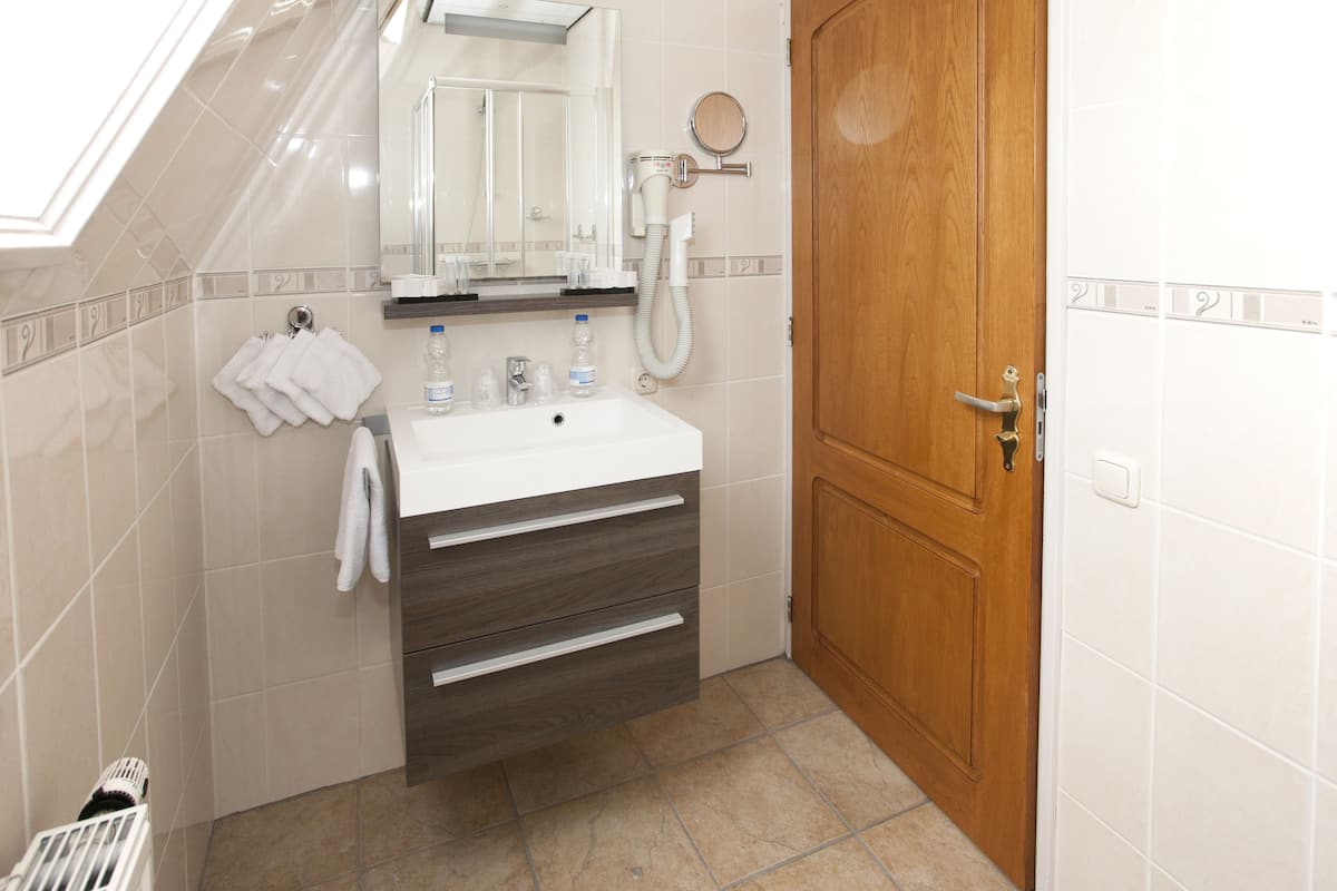 quadruple room | bathroom | shower, free toiletries, hair dryer, towels